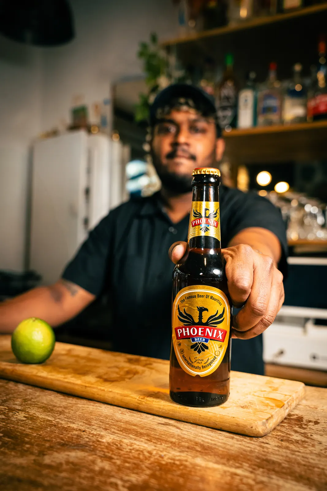 L'équipe de Baz Manzé au bar avec une bière Phoenix